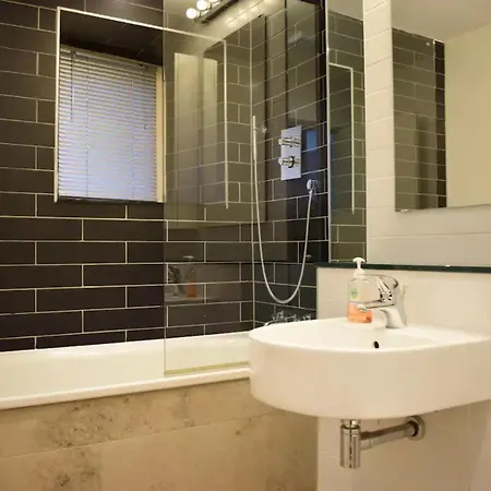 Lovely & Central 2bd House - *